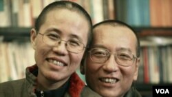 ທ່ານ Liu Xiaobo (ຂວາ) ຜູ້​ທີ່​ໄດ້ຮັບ​ລາງວັນ Nobel ຂະ​ແໜງສັນຕິ​ພາບ ແລະພັນລະຍາ ນາງ Liu Xia 