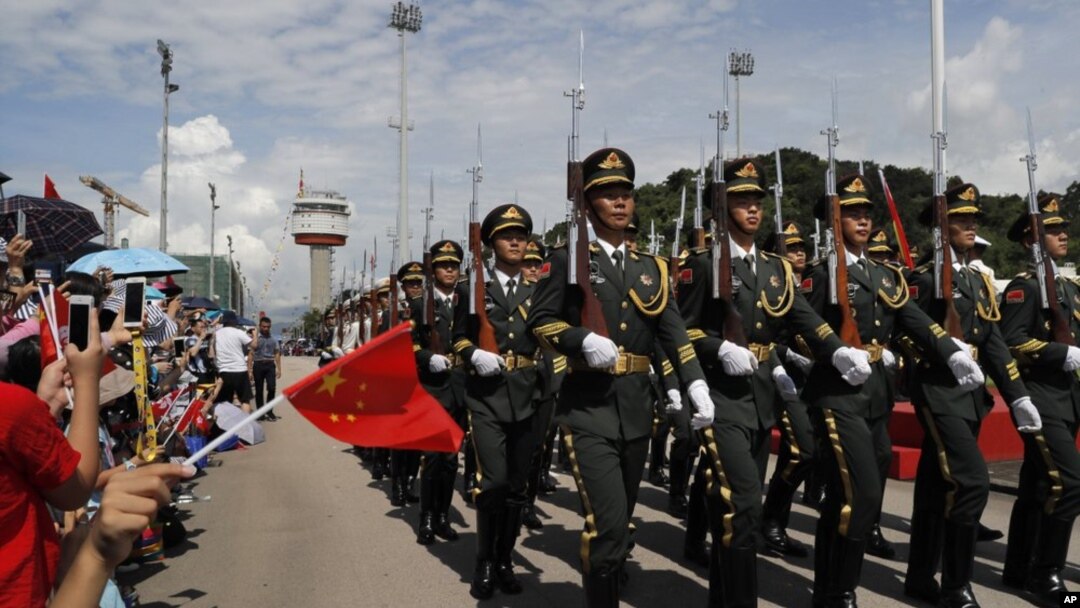 Tentara Pembebasan Rakyat China (PLA) ikut dalam upacara pengibaran bendera di pangkalan angkatan laut Pulau Stonecutter, Hong Kong, menandai peringatan 22 tahun penyerahan Hong Kong ke China, 30 Juni 2019. 