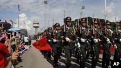 Tentara Pembebasan Rakyat China (PLA) ikut dalam upacara pengibaran bendera di pangkalan angkatan laut Pulau Stonecutter, Hong Kong, menandai peringatan 22 tahun penyerahan Hong Kong ke China, 30 Juni 2019. 