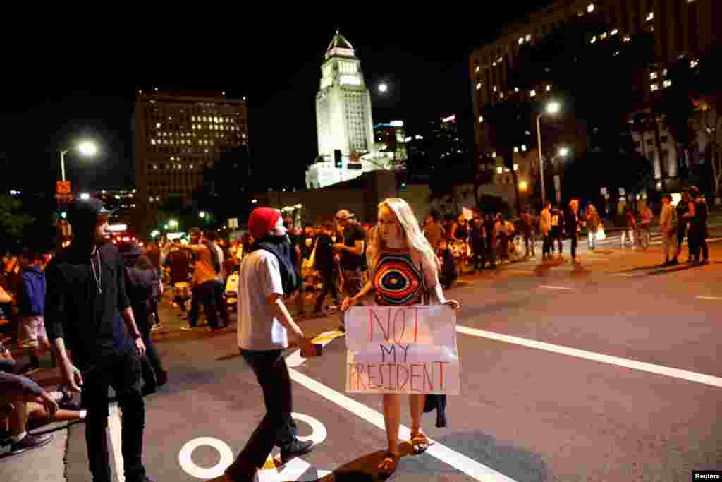 抗议川普当选者在洛杉矶示威，有人拿着标语&ldquo;不是我的总统&rdquo;（2016年11月10日）