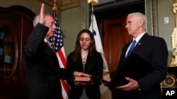 美国副总统彭斯在白宫主持了国防部长马蒂斯的宣誓就职仪式。（2017年1月20日）

