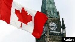 캐나다 오타와의 의회 시계탑 앞으로 캐나다 국기가 바람에 휘날리고 있다. (자료사진)