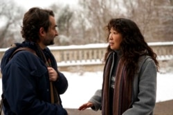 Aktor Jay Duplass bersama Sandra Oh dalam serial "The Chair" (dok: Eliza Morse/Netflix vía AP)