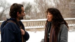 Jay Duplass and Sandra Oh are co-workers in 'The Chair' (Eliza Morse/Netflix vía AP)