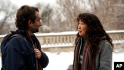 Jay Duplass and Sandra Oh are co-workers in 'The Chair' (Eliza Morse/Netflix vía AP)