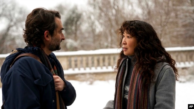 Jay Duplass and Sandra Oh are co-workers in 'The Chair' (Eliza Morse/Netflix vía AP)