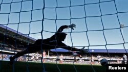 Dan wasan Stoke City Jon Walters ya jefa kwallo a raga ta Fenarti da suke karawa da Queens Park Rangers. April 20, 2013.