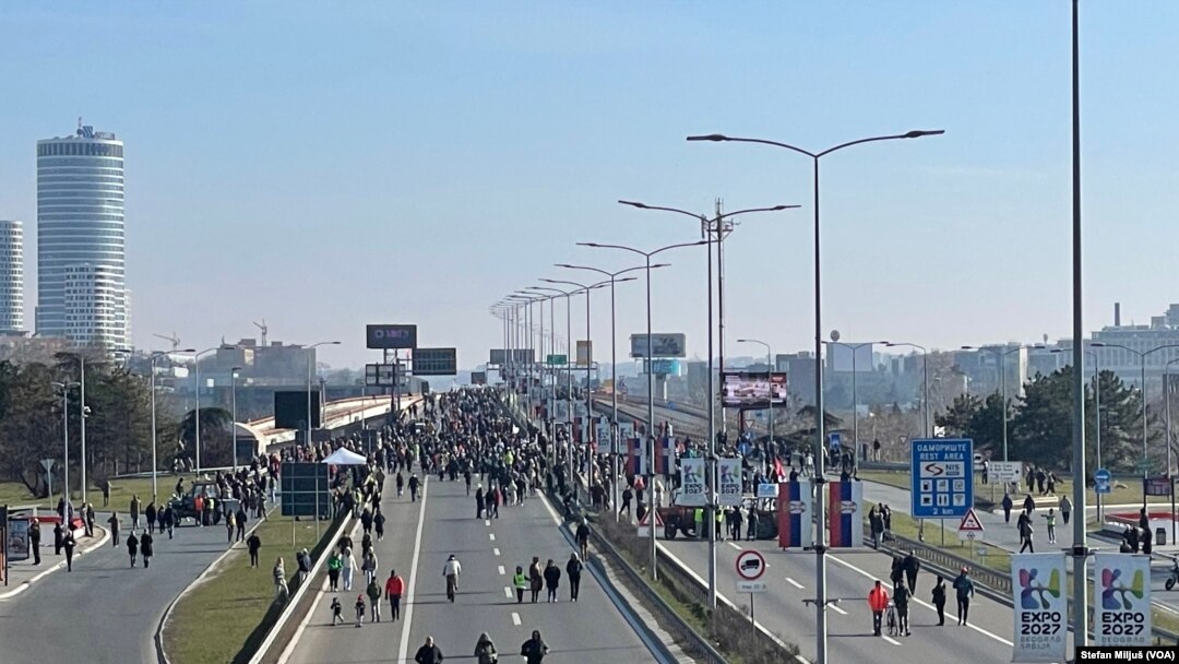 Studenti u blokadi su u nedelju zajedno sa građanima blokirali most Gazelu u Beogradu (Glas Amerike / Stefan Miljuš)