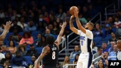 Evan Fournier, à droite, shoote lors d'un match entre Portland et Orlando, USA, le 2 mars 2020. Kim Klement-USA TODAY Sports 