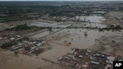 Un barrio queda inundado por las fuertes lluvias del ciclón Yaku, en Chiclayo, Perú, el 12 de marzo de 2023. 