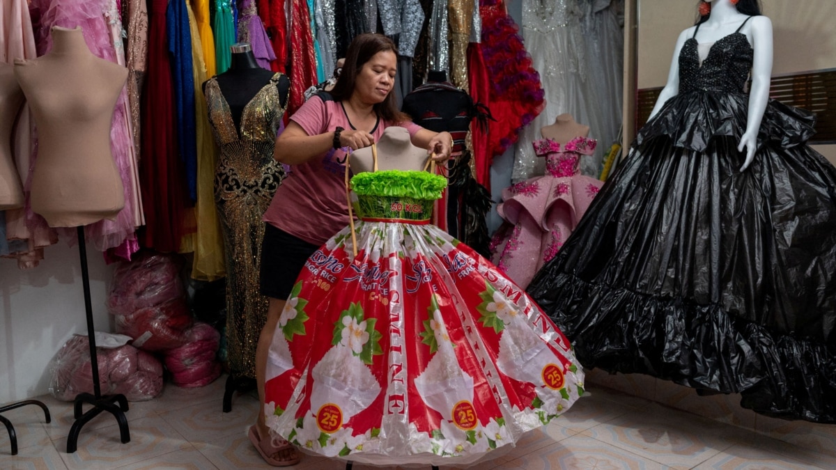 An actress wearing a dress made out of garbage bags, Academy