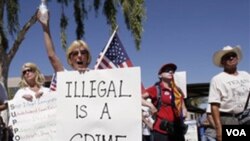 Judy Schulz, de Glendale, Arizona, manifesta apoyo a medidas que apuntan a perseguir a los indocumentados.