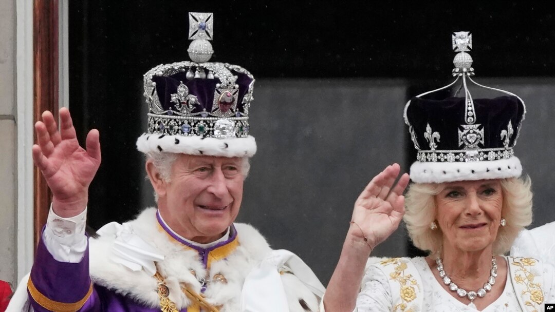 Britanski kralj Čarls III i kraljica Kamila na balkonu Bakingemske palate posle ceremonije krunisanja u Londonu, 6. maja 2023. (Foto: AP/Frank Augstein)