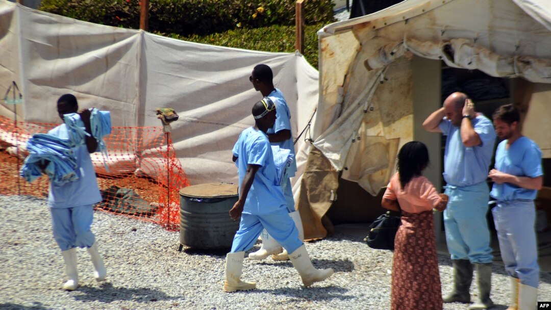 Nhân viên y tế bên ngoài một trung tâm cách ly cho bệnh nhân nhiễm virus Ebola tại bệnh viện Donka ở Conakry, ngày 14/4/2014.