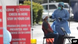 Un trabajador de salud realiza una prueba COVID-19 en el Centro de salud Clínica Campesina Martin Luther King, Jr., durante la pandemia de coronavirus en Homestead, Florida. Julio, 6 2020.