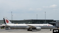 Un avion d'Air China sur trafic de l'aéroport international Pierre-Elliott-Trudeau de Montréal, Canada, 1 er juin 2018.