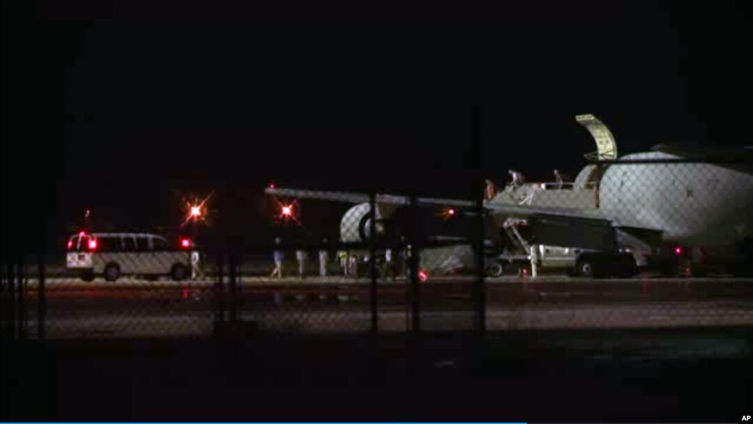 Hình ảnh chụp lại từ video những người được chào đón khi tới sân bay không quân Lackland ở San Antonio, Texas, sáng sớm thứ Sáu, 13/6/2014. 