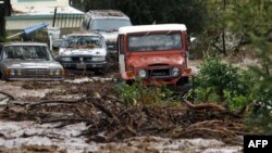 Automobili zaglavljeni u kanjonu Silverado u Kaliforniji