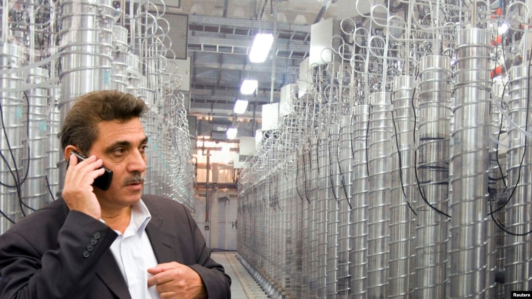 Un funcionario de la Organización de Energía Atómica de Irán frente a centrífugas enriquecedoras de uranio, durante una exhibición de los logros nucleares de Irán en la Universidad Shahid Beheshti, en Teherán. Foto de archivo. Abril 20, 2009.