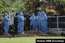 Petugas memakai baju hazmat dalam pemakaman Guru Besar UGM Prof Iwan Dwiprahasto di Makam Sawitsari Yogyakarta, Selasa 24 Maret 2020. (Foto: Courtesy/Humas UGM)