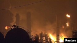 Api muncul dari pabrik petrokimia di Port Neches, Texas, yang terbakar setelah ledakan terjadi pada 27 November 2019. (Foto: 12NewsNow.com via Reuters)