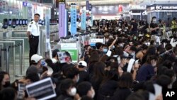 Sube la tensión en Hong Kong el martes 13 de agosto de 2019, cuando miles de manifestantes tomaron el aeropuerto internacional impidiendo las operaciones.