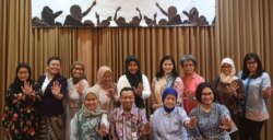 Para aktivis perempuan dari LSM Savy AMira dan dari pemerintah daerah sepakat menolak kekerasan. (Foto:VOA/Petrus Riski).
