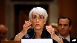 Wakil Menteri Luar Negeri AS bidang Politik, Wendy Sherman saat memberikan keterangan di Gedung Capitol, Washington, 3 Oktober 2013 (Foto: dok). Wendy Sherman akan meminpin delegasi AS ke perundingan di Jenewa pekan depan.