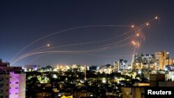 سامانه پدافند هوایی گنبد آهنین اسرائیل راکت‌های پرتاب شده از نوار غزه را در شهر اشکلون اسرائیل رهگیری می‌کند - ۱۰ آذر ۱۴۰۲
