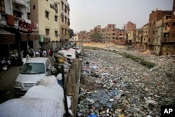 Tumpukan sampah tampak dekat saluran air yang tersumbat plastik dan sampah di New Delhi, India, 8 Desember 2018.