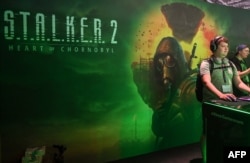 Відвідувачі грають Stalker 2 на стенді Xbox під час виставки відеоігор Gamescom у Кельні, Німеччина, 23 серпня 2023 року. Фото: Ina FASSBENDER / AFP