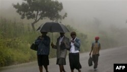 Uragani Irenë u afrohet brigjeve lindore në SHBA me erë dhe shi