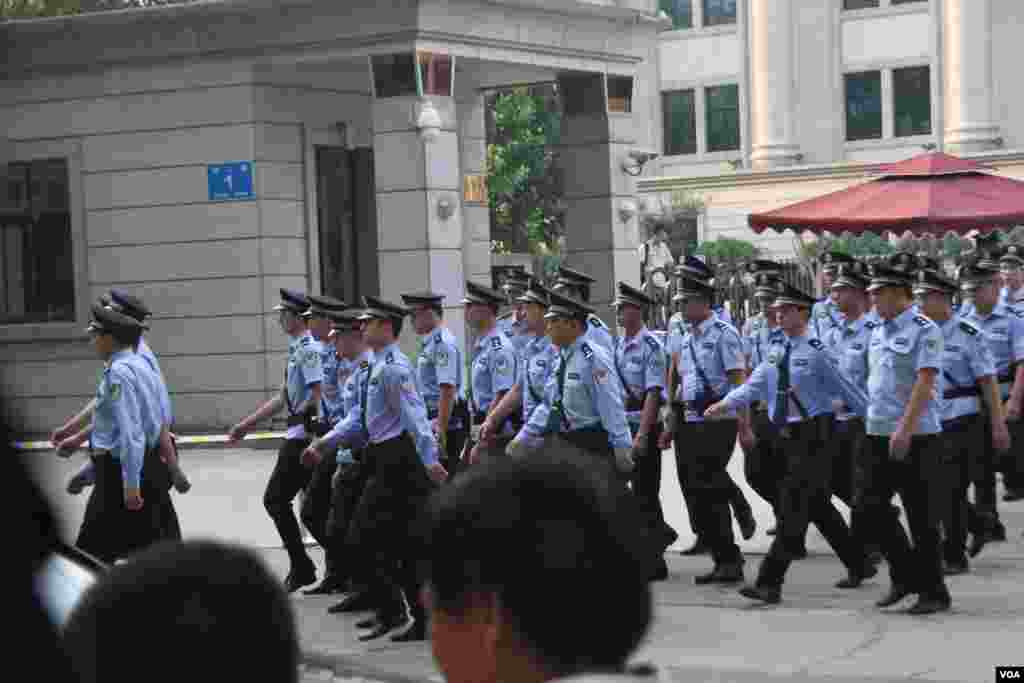 濟南中級人民法院前加強了警力