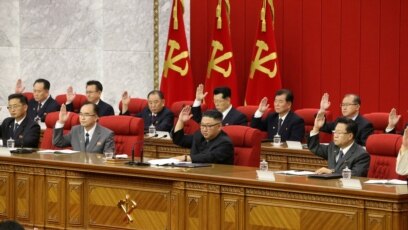 Lãnh tụ Triều Tiên Kim Jong Un tham dự phiên họp ngày thứ tư của Hội nghị Khoán đại lần thứ 3 của Ban Chấp hành Trung ương của Đảng Lao động Triều Tiên ở Bình Nhưỡng, Triều Tiên trong bức hình do thông tấn xã nhà nước KCNA công bố ngày 18 tháng 6, 2021.