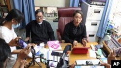 ႏုိင္ငံေတာ္အတိုင္ပင္ခံပုဂၢိဳလ္ ေဒၚေအာင္ဆန္းစုၾကည္အတြက္ လုိက္ပါေဆာင္ရြက္ေပးေနတဲ့ ေရွ႕ေနအဖြဲ႔ဝင္ ေဒၚမင္းမင္းစုိး (ယာ) နဲ႔ ဦးခင္ေမာင္ေဇာ္။ (ေမ ၂၄၊ ၂၀၂၁)