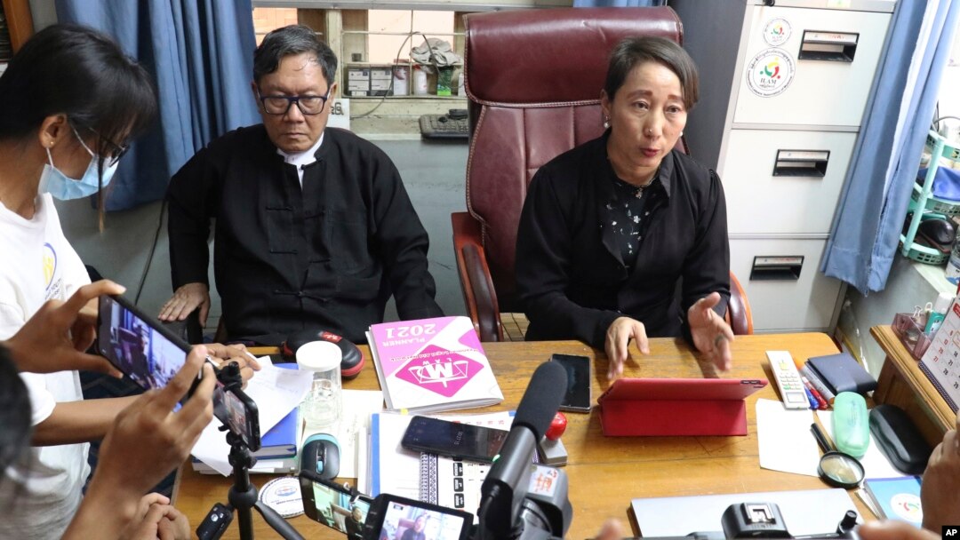 Khin Maung Zaw (kiri) dan Min Min Soe, pengacara pemimpin Myanmar yang digulingkan Aung San Suu Kyi, memberikan keterangan pers di Naypyitaw, Myanmar (foto: dok). 