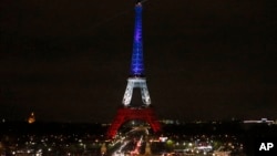 Menara Eiffel hari Senin (16/11) dihiasi lampu berwarna bendera Perancis untuk menghormati para korban serangan teror di Paris hari Jumat.