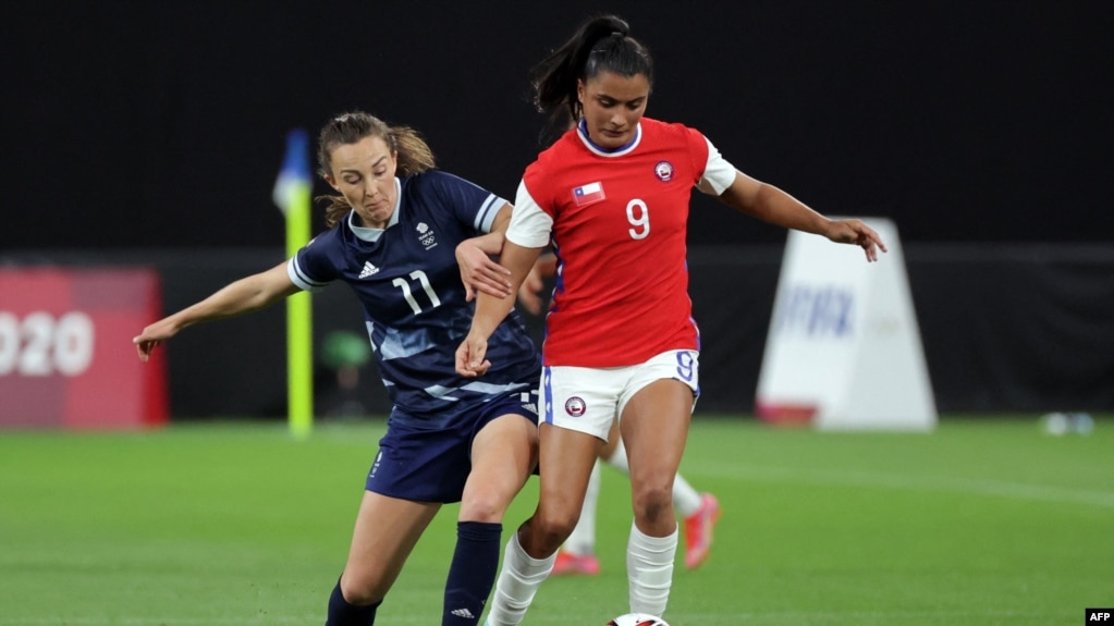 La milieu de terrain britannique Caroline Weir (à gauche) défie l'attaquante chilienne Maria Jose Urrutia lors du match de football du premier tour du groupe E féminin des Jeux Olympiques de Tokyo 2020 entre la Grande-Bretagne et le Chili au Sapporo Dome 
