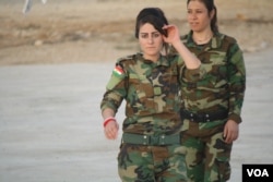 Pejuang perempuan muda mengatakan mereka berharap bisa memerangi militan ISIS setelah perkosaan massal, eksekusi dan penculikan yang menurut PBB bisa dikategorikan sebagai genosida, 14 November 2016, di Snuny, Irak. (H. Murdock/VOA)