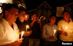 Residents hold lighted candles as they pay homage in front of Gabriel Garcia Marquez's home in Aracataca, April 17, 2014.