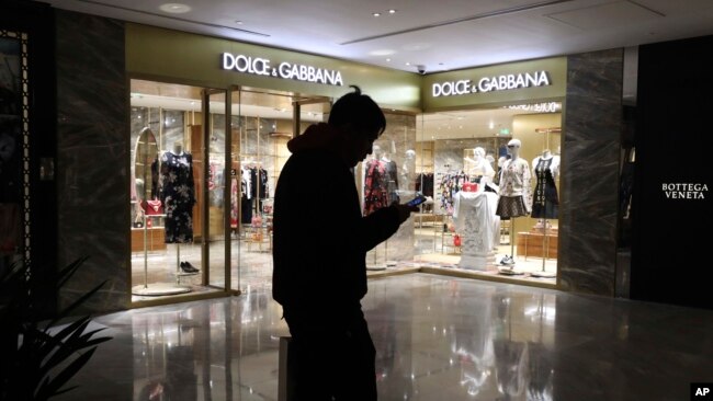 2018年11月21日,一名男子路过意大利时尚品牌Dolce&Gabbana在北京的商店