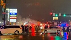 Kepulan asap dan sejumlah petugas tanggap darurat tampak di sebuah jalan setelah sebuah pesawat kecil jatuh di sebuah kawasan di Northeast Philadephia, Pennsylvania, Jumat, 31 Januari 2025. (Foto:Philadelphia Office of Emergency Management / AFP)