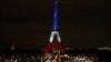 Menara Eiffel hari Senin (16/11) dihiasi lampu berwarna bendera Perancis untuk menghormati para korban serangan teror di Paris hari Jumat.