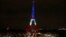 Menara Eiffel hari Senin (16/11) dihiasi lampu berwarna bendera Perancis untuk menghormati para korban serangan teror di Paris hari Jumat.