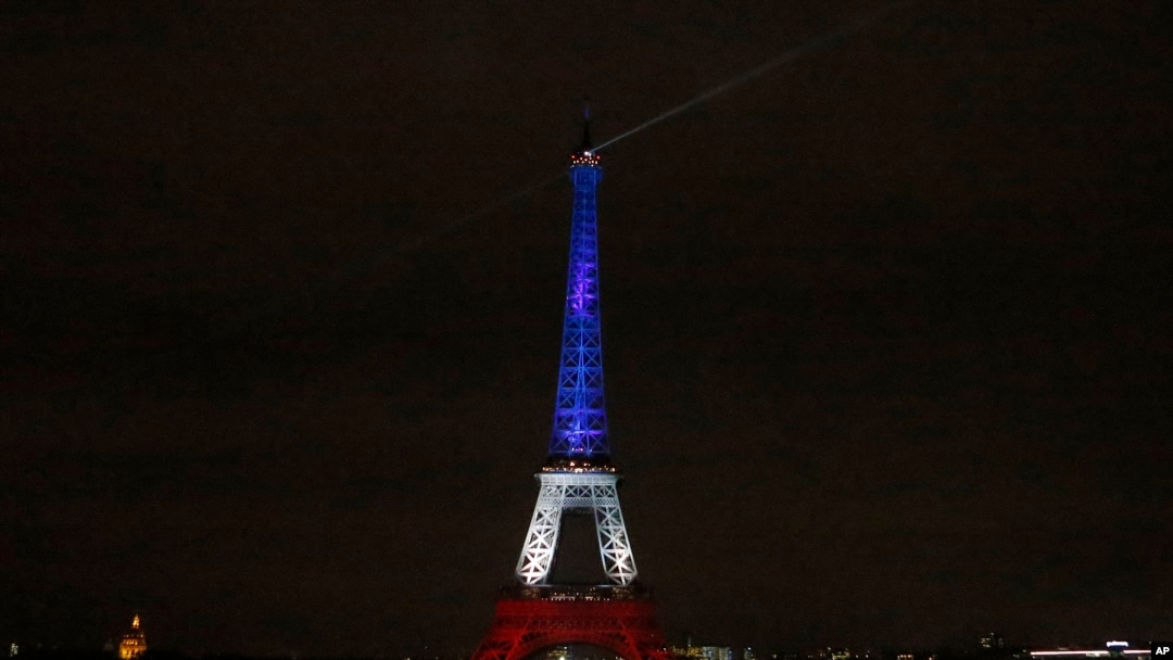 La Torre Eiffel, iluminada con los colores nacionales de Francia: rojo, blanco y azul, en honor de las víctimas de los ataques terroristas del viernes pasado en París. Lunes 16 noviembre, 2015.