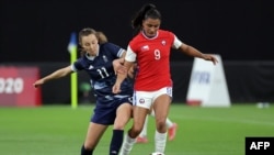 La milieu de terrain britannique Caroline Weir (à gauche) défie l'attaquante chilienne Maria Jose Urrutia lors du match de football du premier tour du groupe E féminin des Jeux Olympiques de Tokyo 2020 entre la Grande-Bretagne et le Chili au Sapporo Dome 