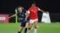 La milieu de terrain britannique Caroline Weir (à gauche) défie l'attaquante chilienne Maria Jose Urrutia lors du match de football du premier tour du groupe E féminin des Jeux Olympiques de Tokyo 2020 entre la Grande-Bretagne et le Chili au Sapporo Dome 