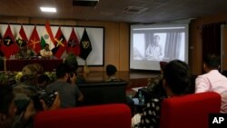 Para jurnalis menyaksikan pengakuan seorang anggota kelompok militan Lashkar-e-Taiba dalam konferensi pers di Srinagar, India (foto: dok). 