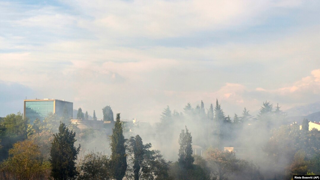 Dim se diže iznad glavnog grada Crne Gore (AP Photo/Risto Bozovic)