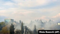 Dim se diže iznad glavnog grada Crne Gore (AP Photo/Risto Bozovic)